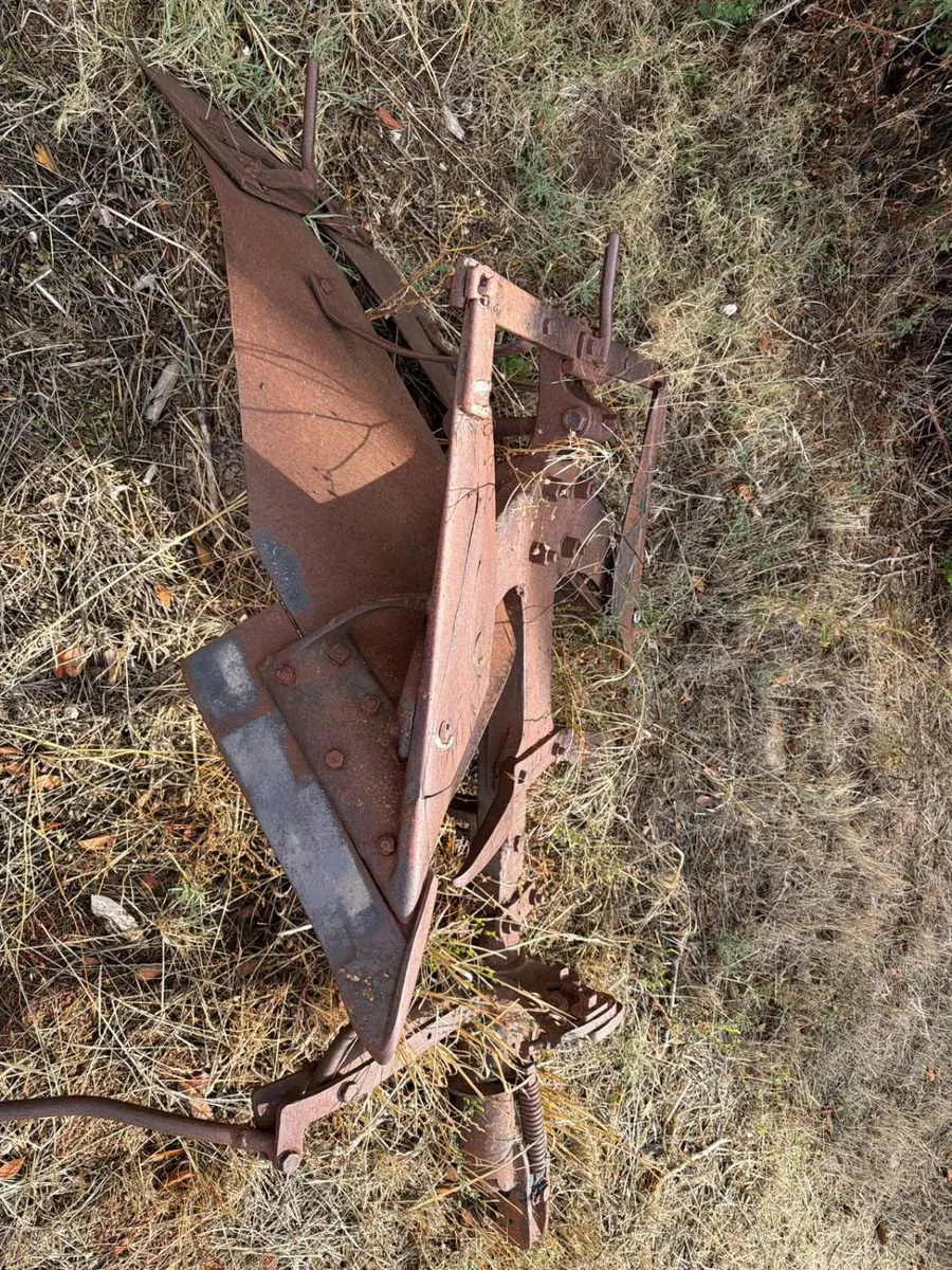 Arado agrícola antiguo cubierto de óxido antes de su limpieza láser