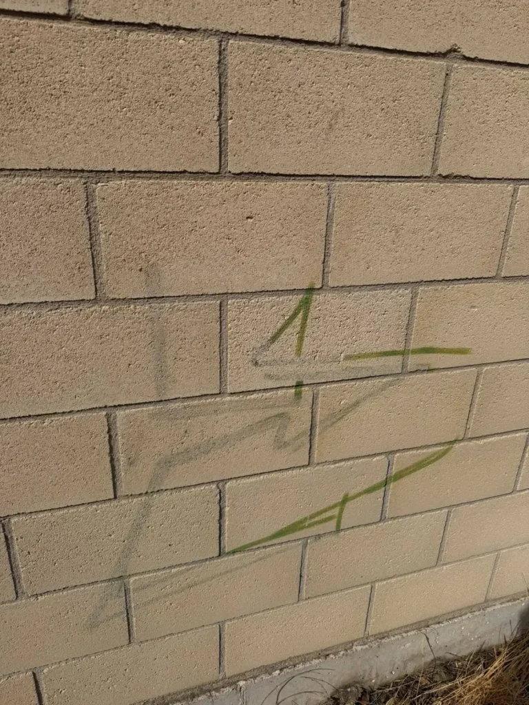 Pintada en un muro de bloque de hormigón durante su eliminación con láser