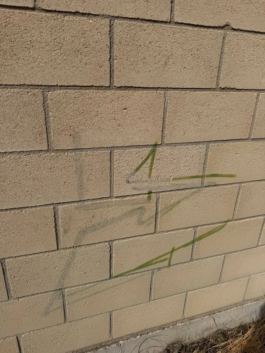 Pintada en un muro de bloque de hormigón durante su eliminación con láser