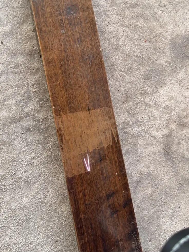 Prueba de Garbinavar: franja de madera decapada con láser que elimina el barniz oscuro y deja la veta a la vista